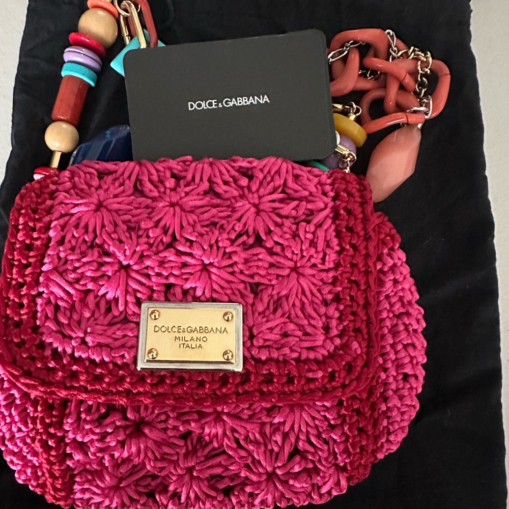 D@G mini bag . Pink color for women . It looks cute dress up